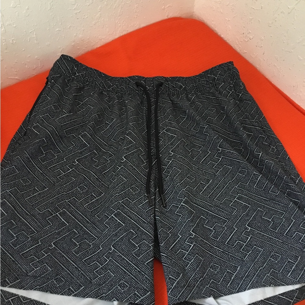NWOT SHORT MEN SIZE MEDIUM GOODIELLOW 2